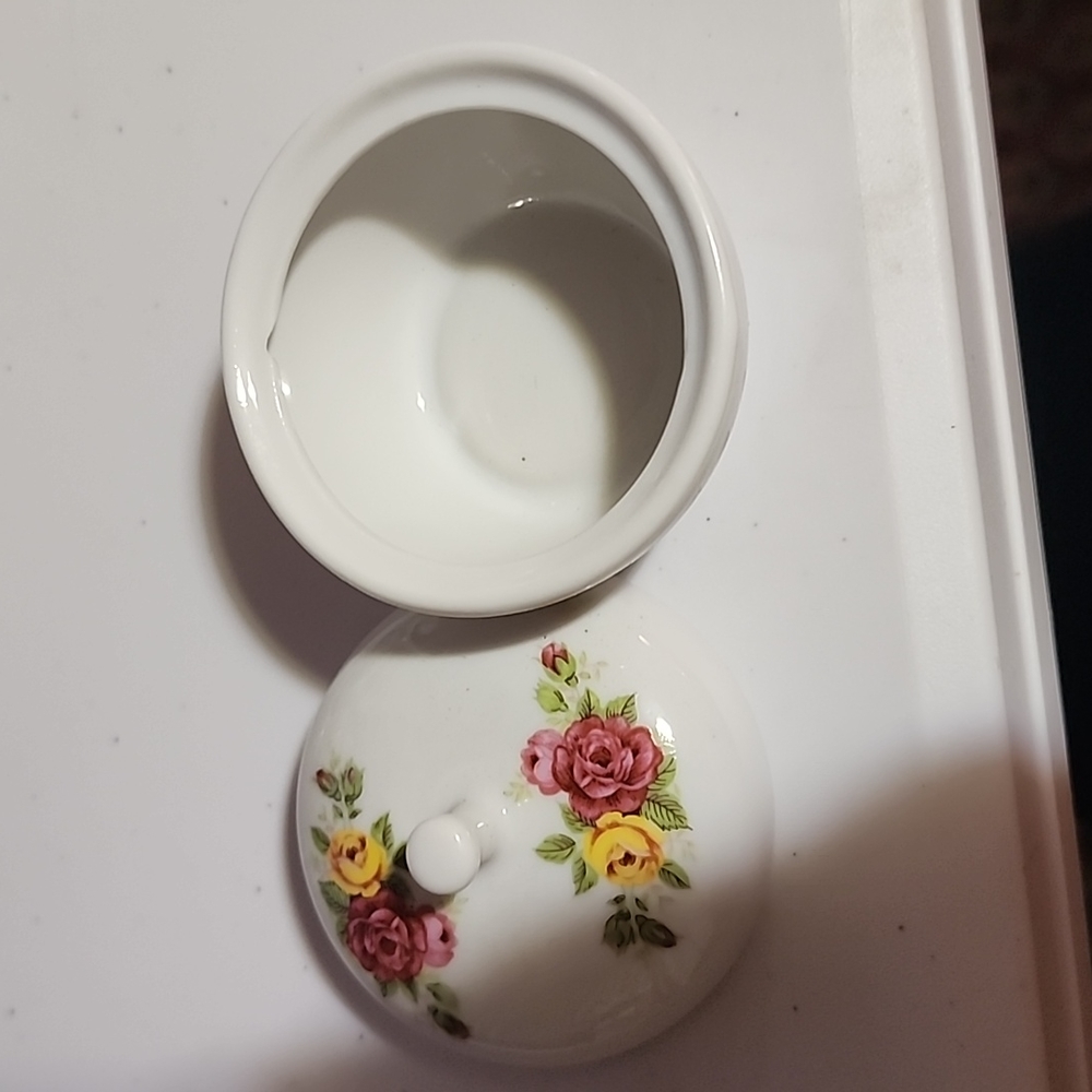 ASSORTMENT OF WHITE CERAMICS. - Picture 3 of 13
